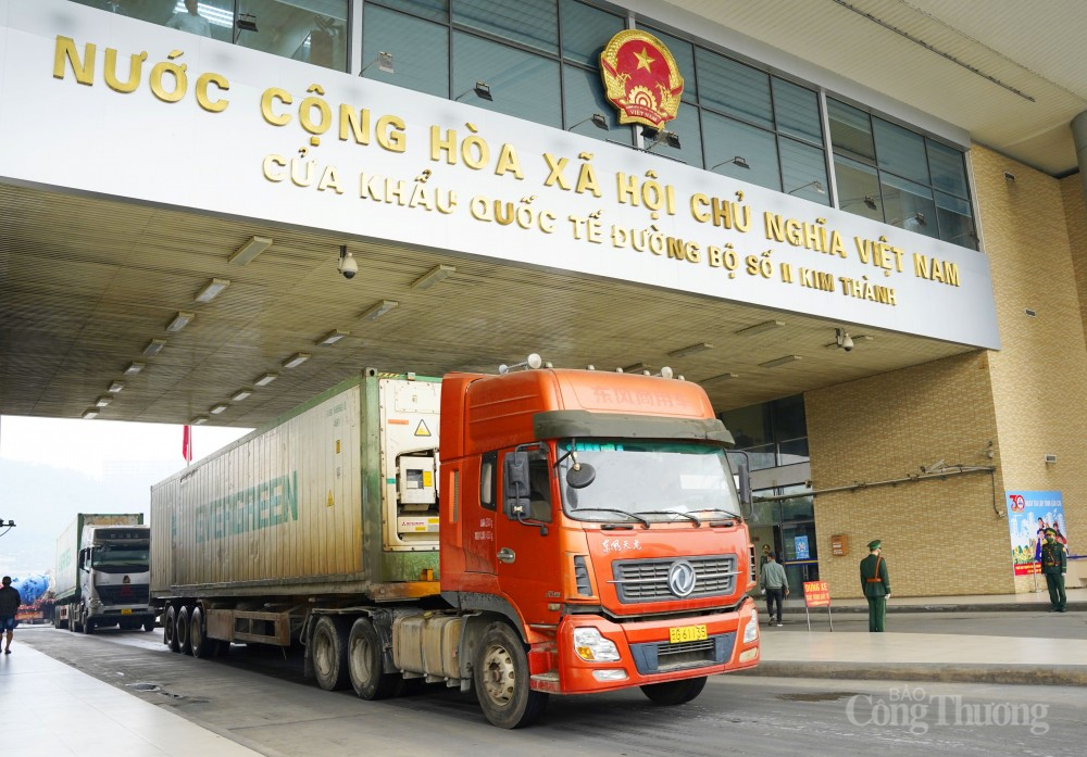 Giao thương với Trung Quốc qua Cửa khẩu quốc tế Lào Cai khôi phục bình thường